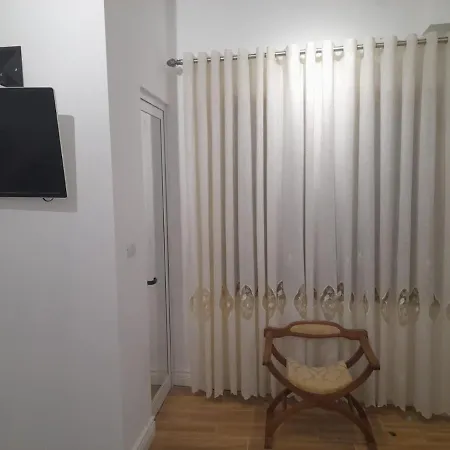 Проживание в семье Nela's Share House