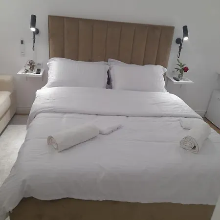 Nela's Share House *